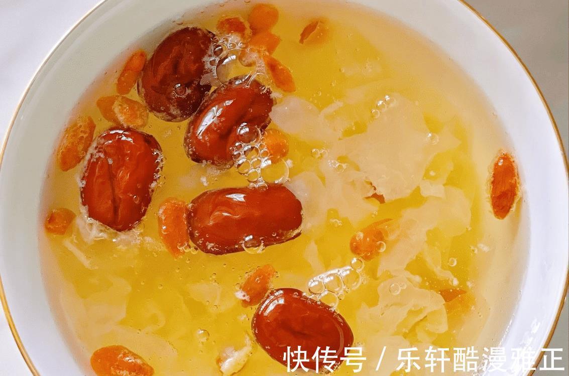 天凉多喝银耳汤，滋补身体好，牢记3技巧，软糯黏稠，出胶快又多