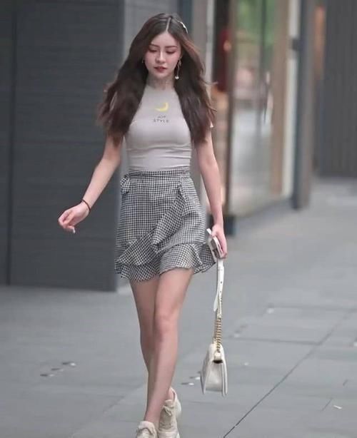 小姐姐穿格纹裙秀身材,这样的造型特别显身材