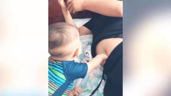 姨夫|二姨正在怂恿宝宝干坏事,萌娃的表情,这也太可爱了吧