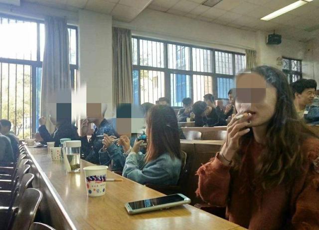 父母|8岁女儿因长得太漂亮,遭全家人“嫌弃”,亲爸直言看到就心烦