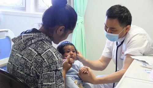 老辈人的“发烧捂汗”可取吗？医生：愚昧！这才是正确的降温方法