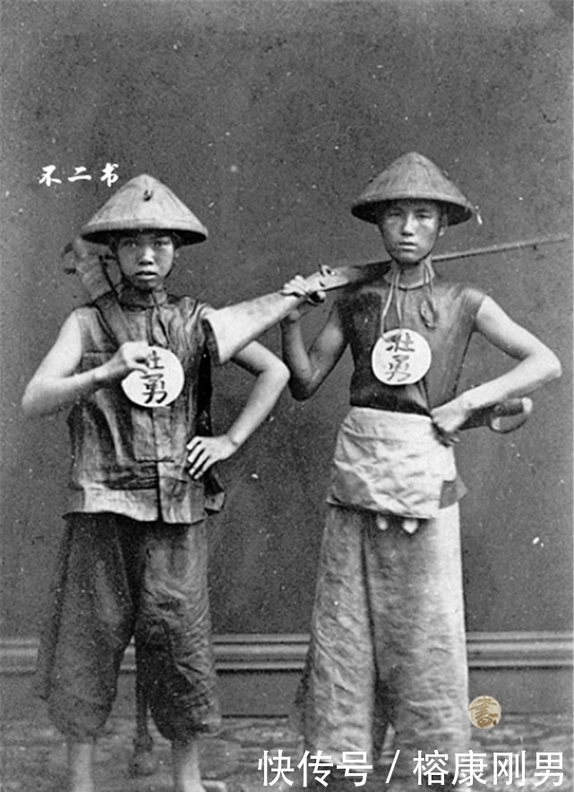 清军|清末老照片:镜头下真实的清军士兵、义和团拳民跪在地上接受审讯