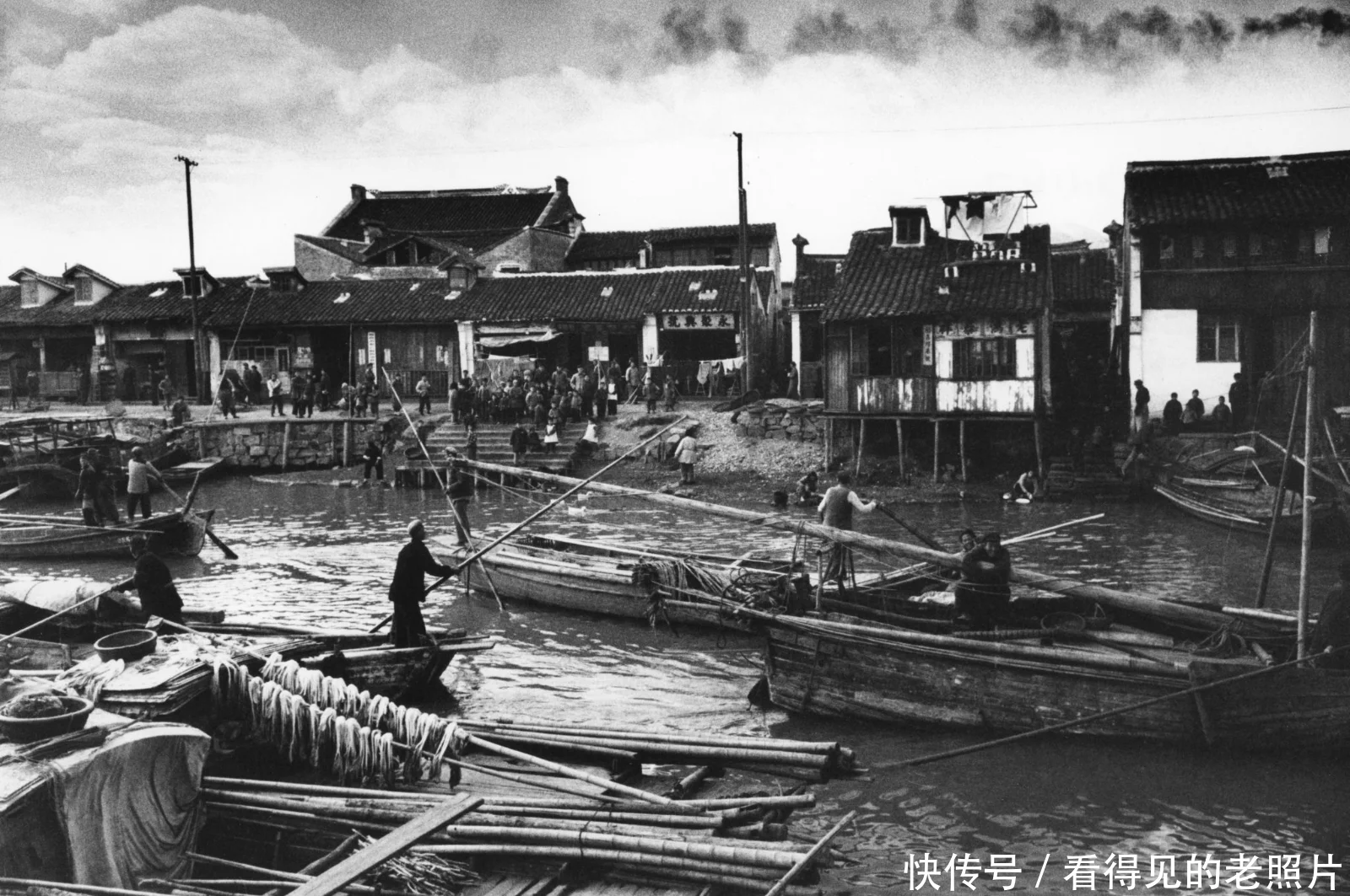 京杭大运河始建于春秋时期，是世界上里程最长、工程最大的古代运河，也是最古老的运河之一，与长城、坎儿井并称为中国古代的三项伟大工程，并且使用至今。