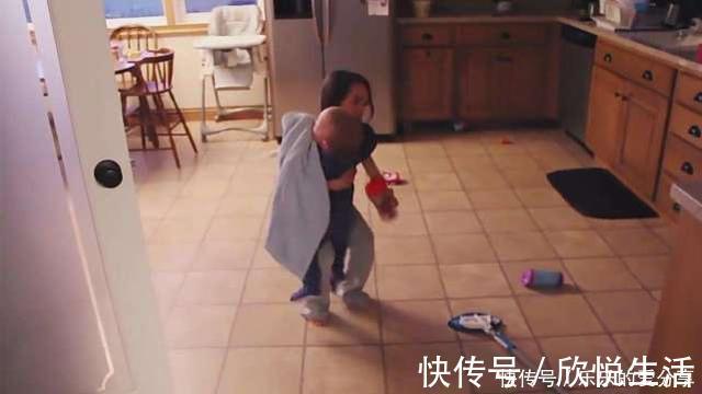前辈子|妈妈打了爸爸一下,老爸假装哭,下一秒宝宝的反应很搞笑