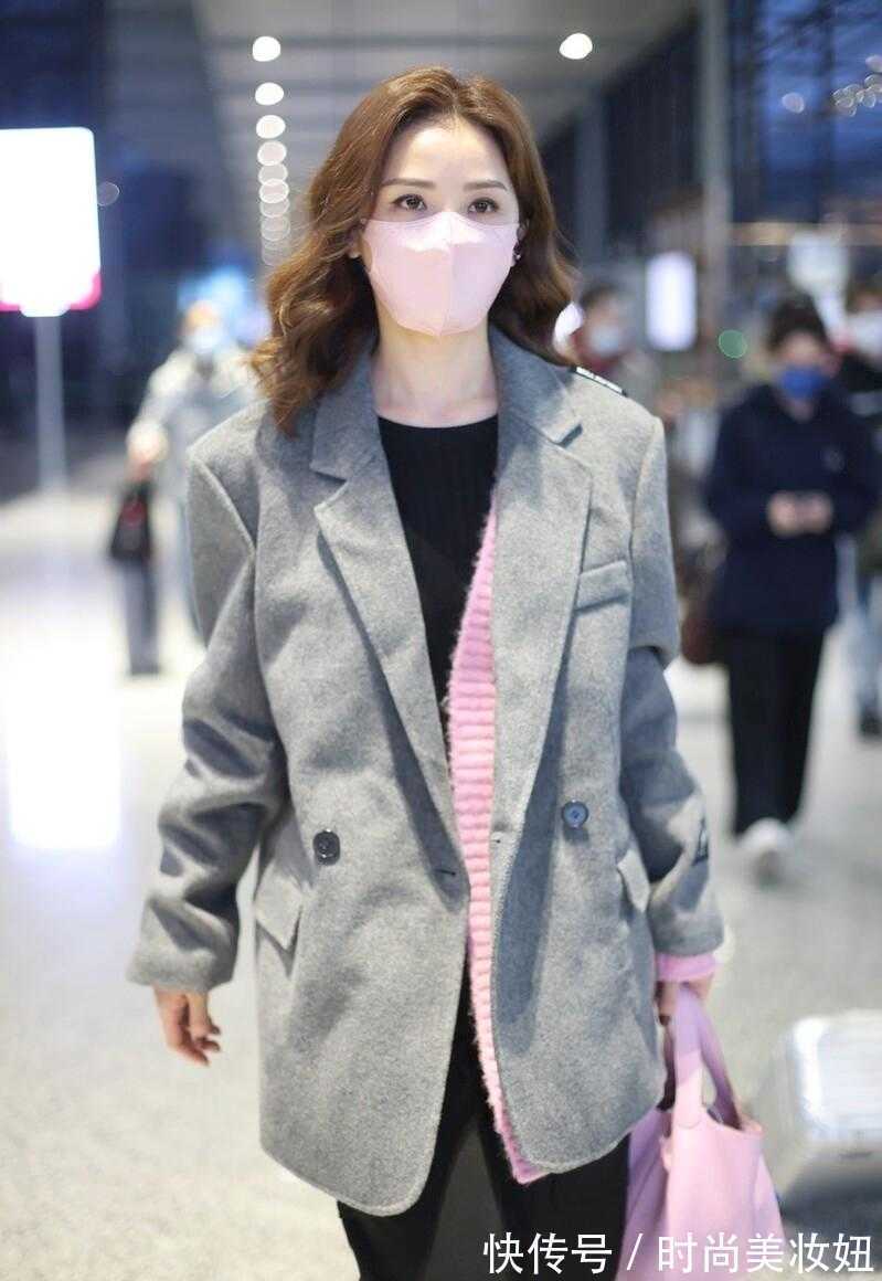 阿sa 阿Sa不愧是“时髦精”,灰色西装叠穿粉色针织开衫,又飒又美