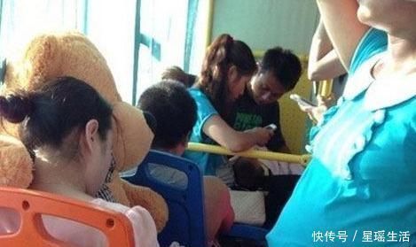 小张|车买不起,敢生孩子,孕妇坐公交被大妈羞辱,男孩反怼真解气!