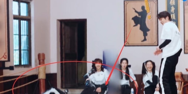 baby台上摔倒,跑男兄弟都在大笑,只有阚清子反应让人揪心!