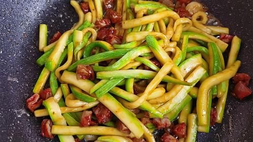 天热多吃西葫芦,比西瓜还解暑,教你一个做法,爽脆可口又下饭