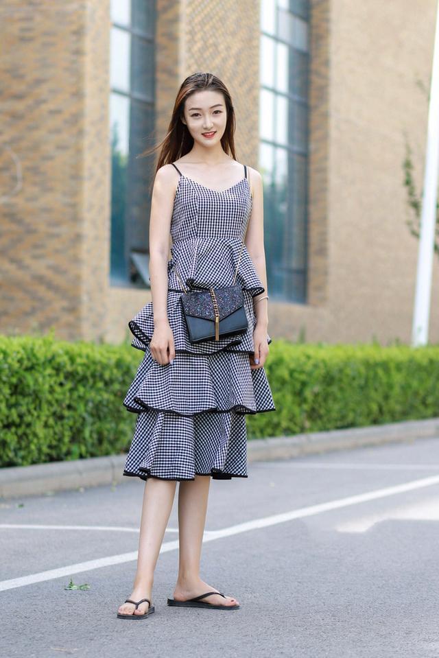 街拍:国色天香的美女,连衣裙外搭白色外套,女神气质尽显