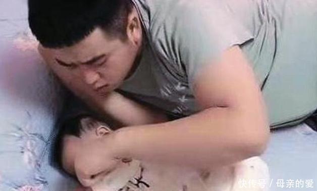 爸爸|爸爸带娃午睡,突然发现孩子“凉了”,吓得起身试探孩子的呼吸