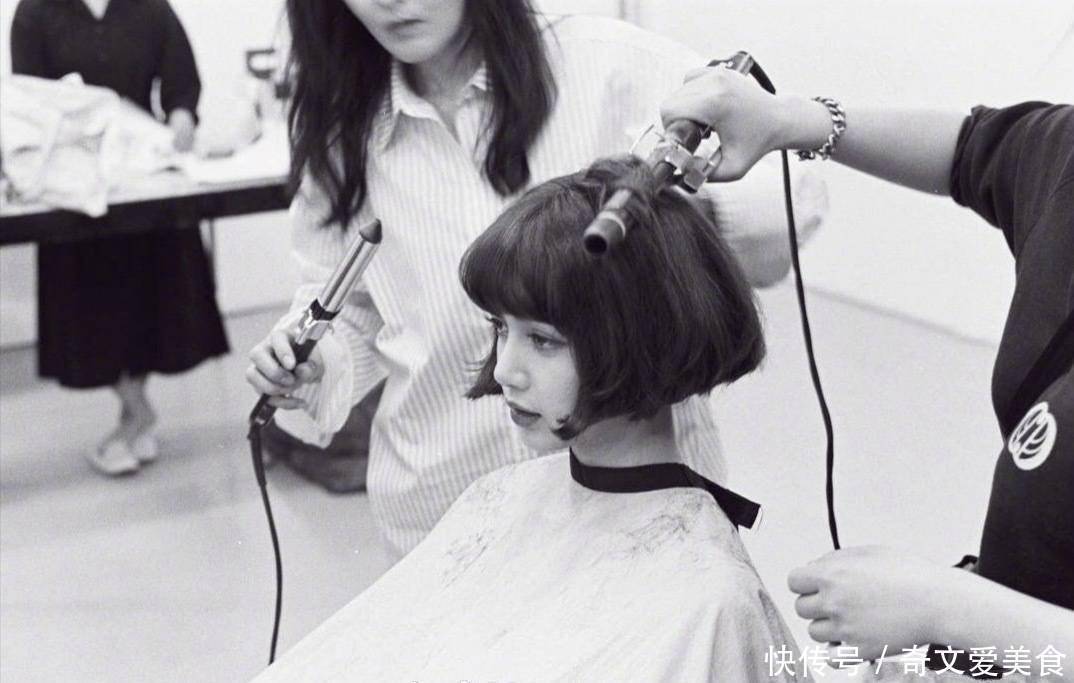 披肩|女人别再留披肩发了，很显老！今年流行这6款卷发，减龄显脸小