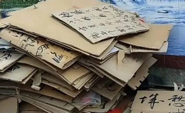 纸板#一民间高手废旧纸板上练书法,网友:扫地僧般的存在!