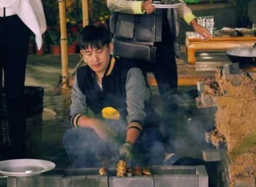 《向往4》黄磊花7小时做手抓饭,后期忘加滤镜,粉丝没法吃