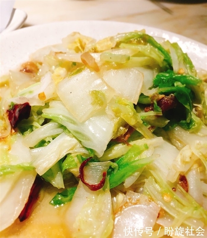 白菜|炒白菜时,不要直接下锅炒!再加这一步,鲜嫩翠绿入味,不出水