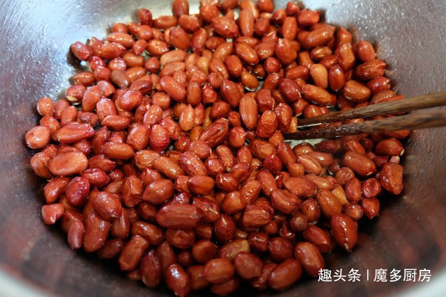 炸花生米这个做法好,8分钟就出锅,又香又脆,不怕糊还省油!