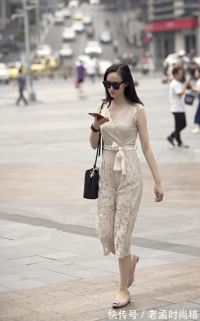 街拍|街拍,这样的搭配让女性美的有高度,简直是吸睛无数!