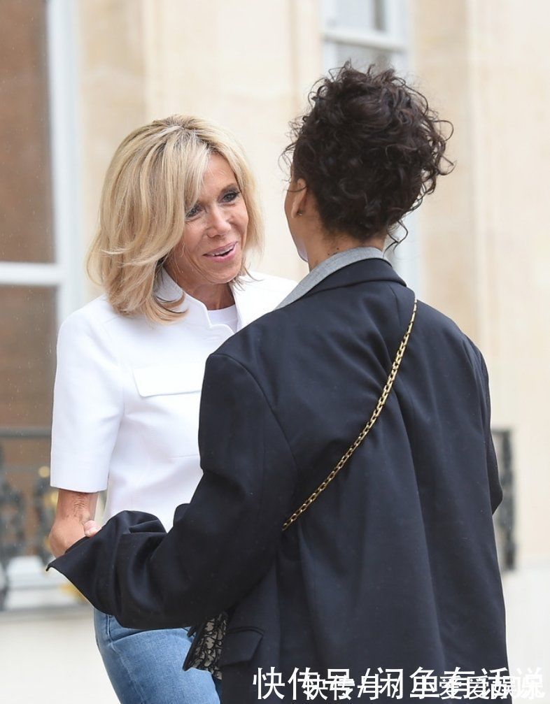 夫人|法国夫人终于扎起“鸡窝头”,换个发型变精致,值得妈妈们借鉴