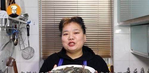 大虾只用清水洗等于吃垃圾，教你几个小技巧，脏东西全跑光