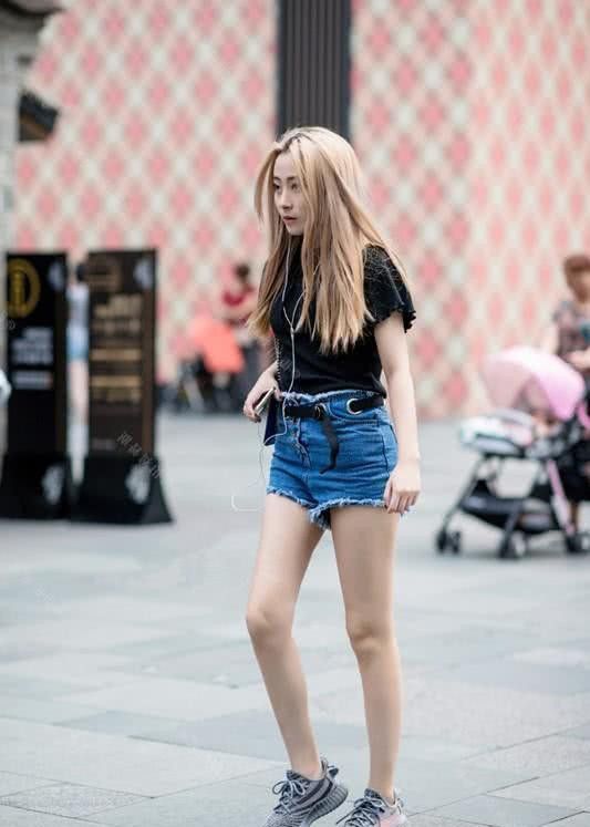 街拍:美女纤细修长,时尚靓丽,身姿曼妙曲线玲珑