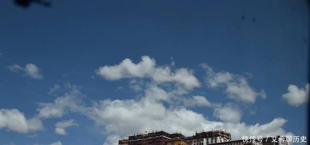 马布里山上著名的宫堡建筑群是藏族古建筑艺术精华