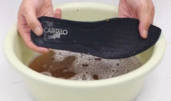 香烟加洗衣粉泡一泡太厉害了,10个家庭9个都需要,一年省不少钱