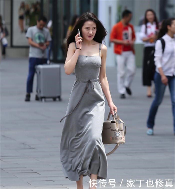  走路|穿上灰色连衣裙的街头美女，边打电话边走路的样子真的很美！