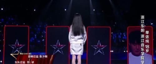 看到李荣浩对董书含的态度,我真为去年的单依纯感到庆幸