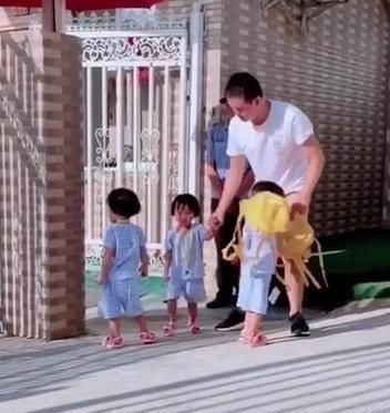 门卫|爸爸接孩子放学迟到,三胞胎女儿满脸气愤,画面逗笑门卫大爷
