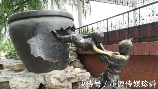 学生时代&7岁的司马光就懂得砸缸救人,救的人到底是谁?他有这样的成就!