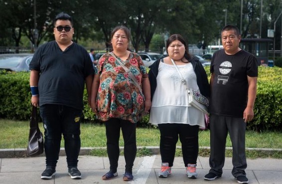 先天性|70厘米“瓷娃娃”娶美貌妻子,不听劝阻,坚持生娃,如今让人心疼