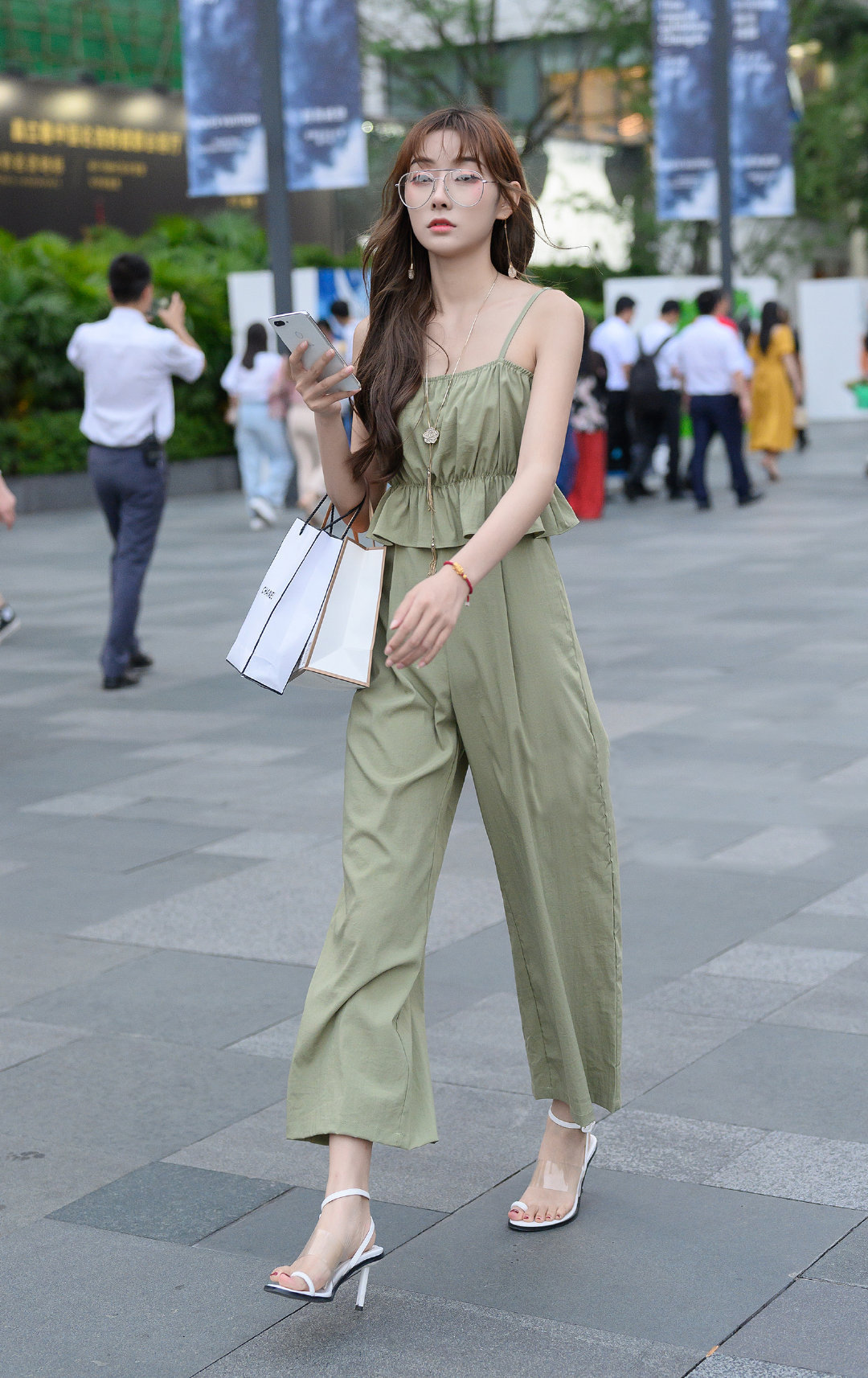 街拍:小姐姐装扮摩登而时尚,秀出绝美好身材,完美凸显时尚气息