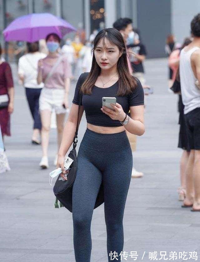 上衣 率性自然的瑜伽裤穿搭更显非凡品位，时尚女生都喜欢，高挑显瘦！
