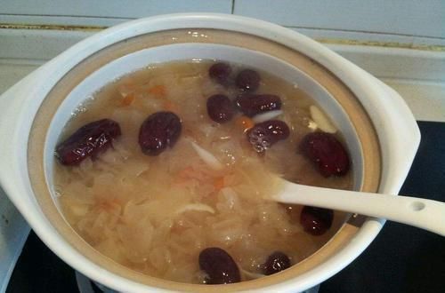 泡银耳用冷水还是用热水？做错了营养全浪费，很难煮出胶