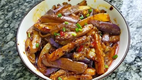 小米辣|夏天要常吃茄子,教你一个下饭做法,我家一周吃3回,实在太香了