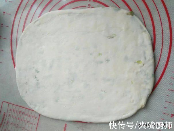 面饼|死面烙饼怎么做不发硬?关键是和面,老师傅教你做法,酥软层次多