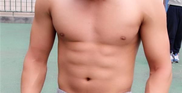 做俯卧撑|46岁男子，每天做50个俯卧撑，3个月后得到了什么你也可以试试