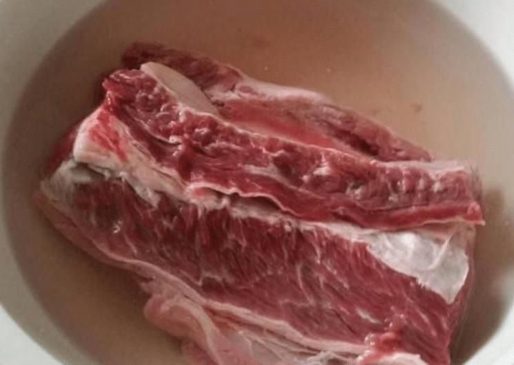 洗猪肉万万不可用清水,难怪越洗越脏,教你一招,脏东西自己跑出来