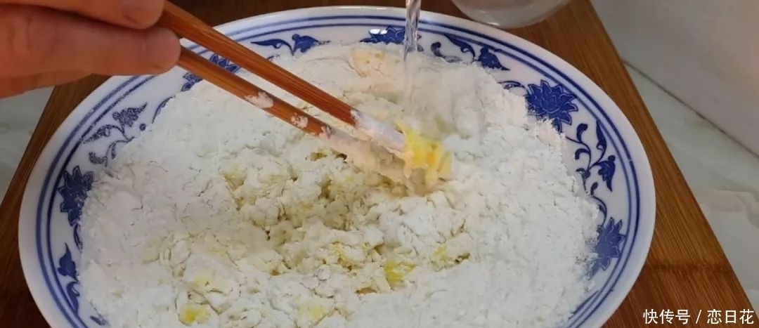 面粉一斤,鸡蛋两个,筷子搅拌一下,教你做创意小油条,比麻花好吃