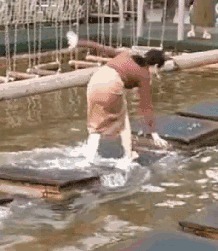 |搞笑GIF趣图:妹子很擅长玩石头剪刀布,一口气拿了五连胜