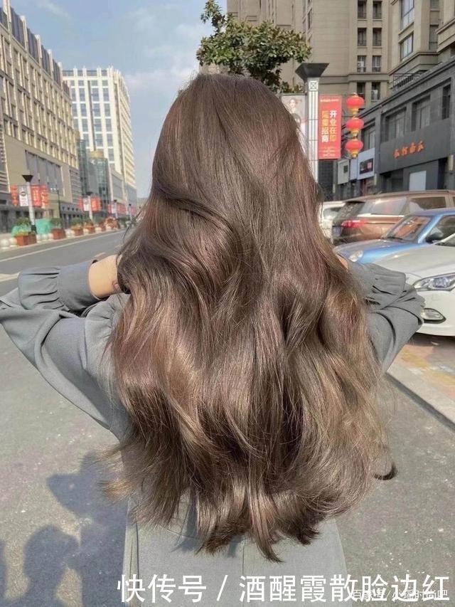 过了30岁的女人别总染棕色发色了,试试这4种颜色,超显白好看!