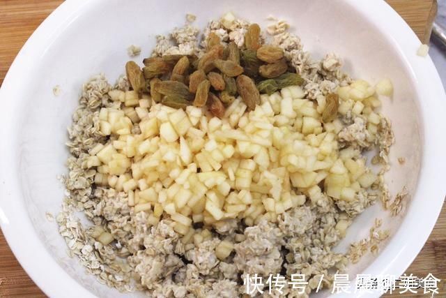 燕麦片|把苹果倒入燕麦片中,太厉害了,80岁奶奶教我的做法,简单实用