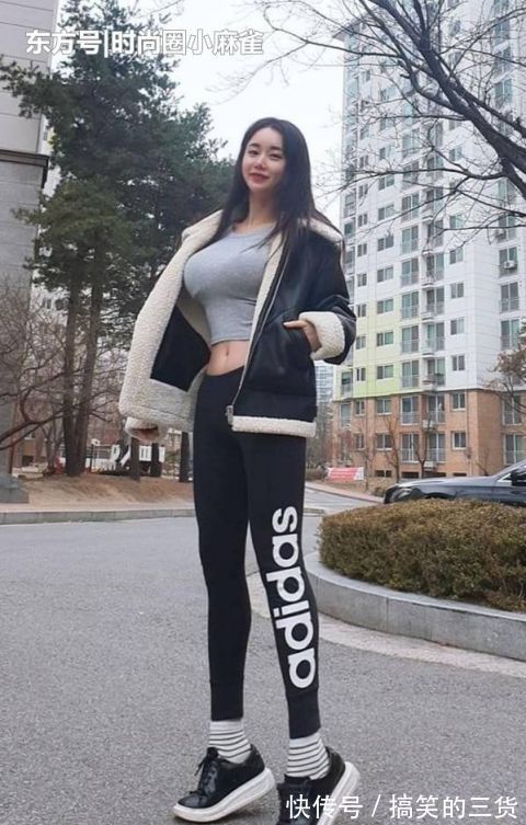 小姐姐|街拍青春时尚的小姐姐，穿搭运动裤，尽显动感魅力