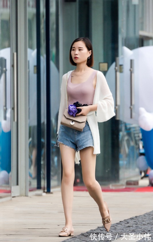 街拍|美女街拍:短发小姐姐的穿搭技巧,针织衫搭配牛仔短裤,轻松打造休闲风