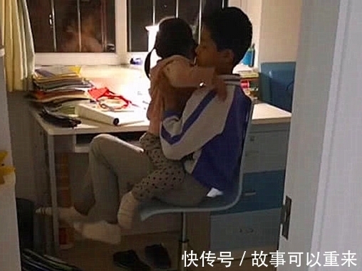 作业|哥哥正在写作业,妹妹突然哭着跑过去,妈妈在一旁笑着记录了一切