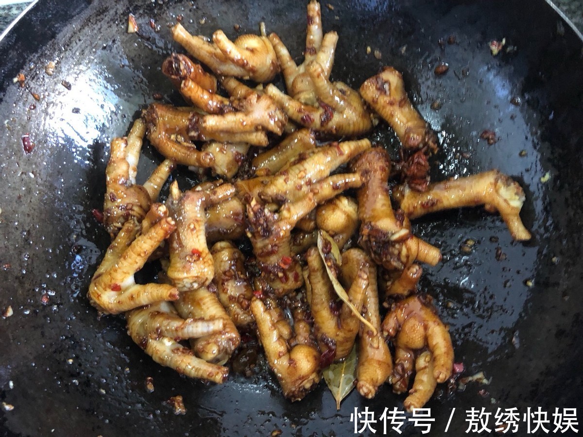 自制|自制香辣蒜香鸡爪，软糯入味，色泽诱人，好吃到舔手指