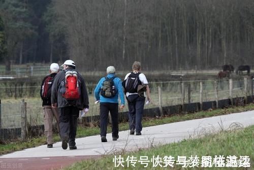 中国居民膳食指南|过量饮水伤肾,日行万步毁关节!3个“假养生法”让身体越养越差