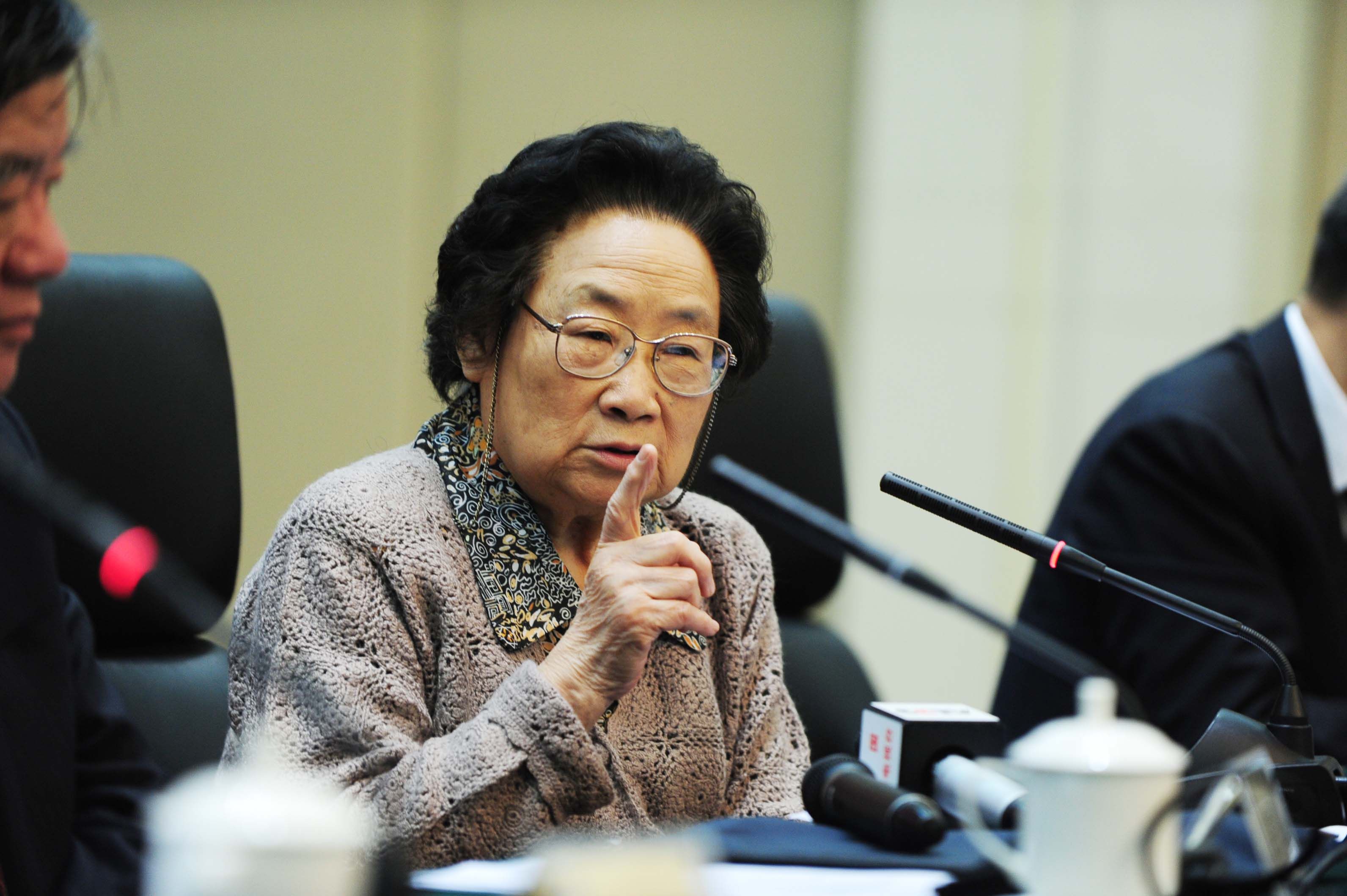 中醫(yī)藥|屠呦呦｜檢驗(yàn)青蒿素毒副作用，第一個(gè)報(bào)名以身試藥，挽救幾百萬人