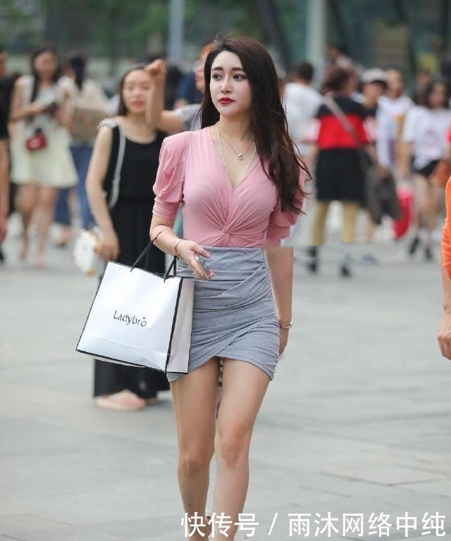 美女|轻熟美女穿修身短裙，好身材一展无遗！