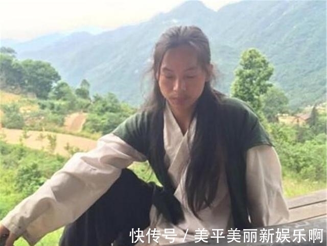 古琴！男子隐居深山8年，娶自己的女弟子，生2个女儿，如今过得怎样？