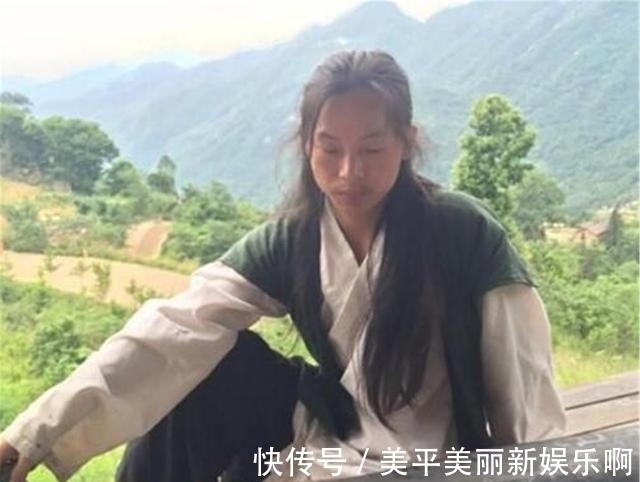 古琴!男子隐居深山8年,娶自己的女弟子,生2个女儿,如今过得怎样?